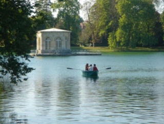  Paseo en barco por el Estanque de los Carpes 